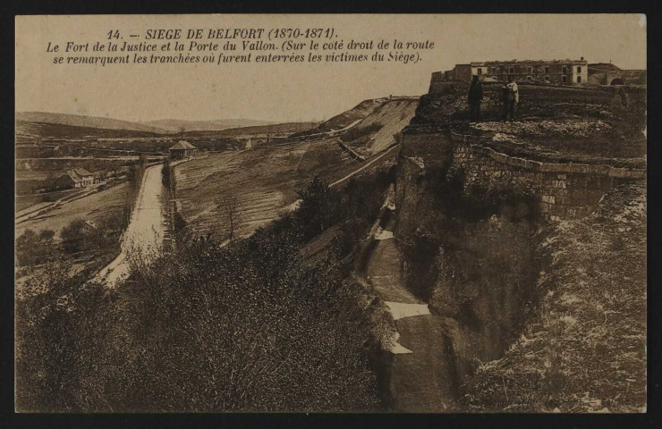 Siège de Belfort (1870-1871) - Le fort de la Justice et la porte du Vallon (sur le côté droit de la route, se remarquent les tranchées où furent enterrées les victimes du siège)