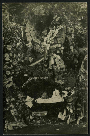 Tombe de l'aviateur Pégoud, avec au pied la couronne lancée par son adversairecarte-photo