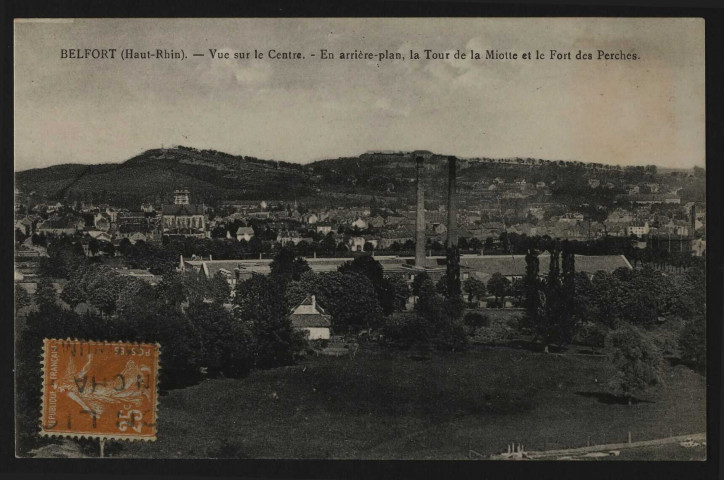 Belfort (Haut-Rhin) - Vue sur le centre - En arrière-plan, la tour de la Miotte et le fort des Perches (vue sur les usines)