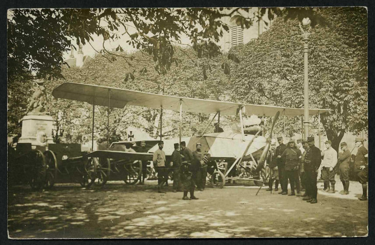 Guerre 1914 - Aéroplane allemand capturé à Cernay (16/08/1914) et exposé à BelfortCarte photo