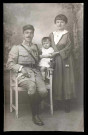 Edmond CHAIFFRE, capitaine au 156è régiment d'infanterie, son épouse Pauline, leur fils René, carte-photo, prise en intérieur, adressée à Victor HAGENBACH