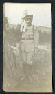 Edmond CHAIFFRE, du 156è régiment d'infanterie, son épouse Pauline, leur fils René, sur les épaules de son pèrecarte-photo, découpée