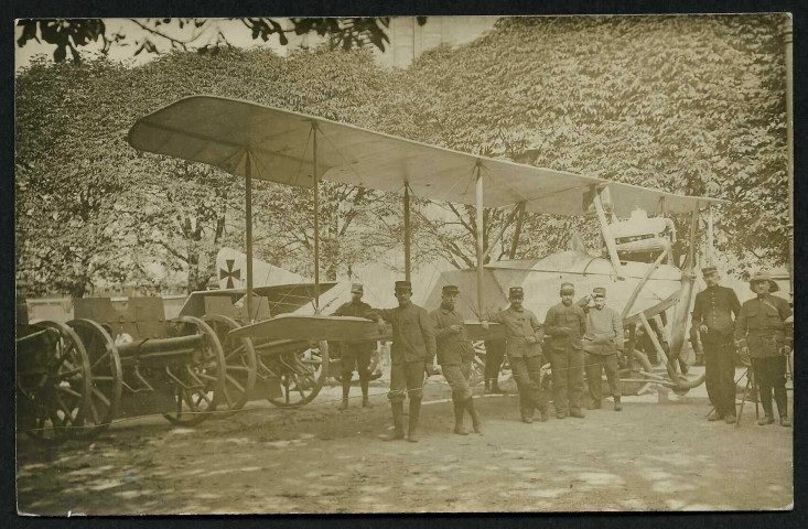 Guerre 1914 - Aéroplane allemand capturé à Cernay (16/08/1914) exposé à Belfortcarte-photo