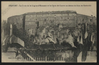 Belfort - La croix de la Légion d'honneur et la croix de guerre au-dessus du Lion de Bartholdi (vue sur le château et le Lion)