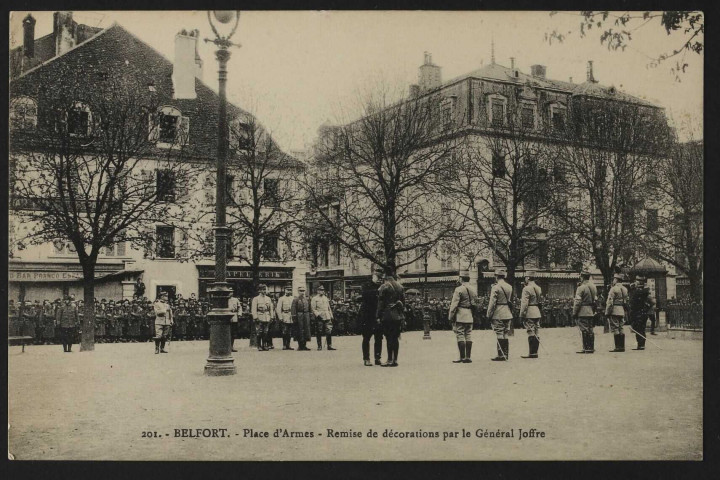 Belfort - Place d'Armes - Remise de décorations par le général Joffre