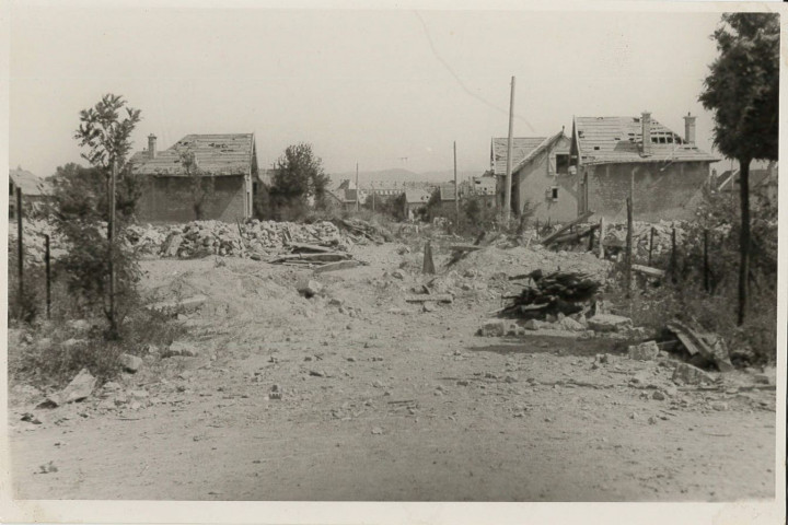 La Pépinière après les bombardements de 1944 : les rues Renan, Miellet et Racine en juin 1945, 3 photographies noir et blanc, datée au dos du 5 juin 1945
1/3 : avenue de la Pépinière
2/3 : rue Ernest Renan
3/3 : rue Racine