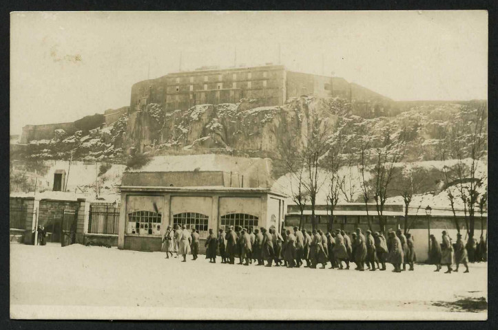 BELFORT - Colonne de prisonniers allemands passant devant l'arsenal