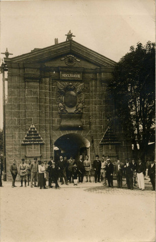 Evénements historiques belfortains : 4 albums photos noir et blanc
- 1/4 : fêtes de la victoire / cortège historique / fêtes patriotiques (août 1919) ; fêtes du 4 juillet 1920 (remise de la Croix de Guerre à la ville par le maréchal Pétain) (album numérisé - les vues 11, 14, 29-77, 85-98 sont de Henri CARDOT, photographe, 30 faubourg des ancêtres, Belfort))
- 2/4 : inauguration du monument aux morts (30 novembre 1924) (album numérisé)
- 3/4 : visite du Président de la République Auriol le 5 juillet 1948 (remise de la croix de guerre 1939-1945)
- 4/4 : reconstitution historique et fête folklorique le 14 juillet 1948 (tricentenaire du rattachement de Belfort à la France) (prévues le 5 juillet 1948 lors de la visite du Président de la République Auriol et reportées à cause du mauvais temps)