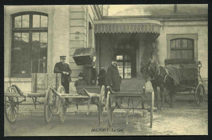 La gare, Déchargement des bagages devant la gareIl s'agit d'une réédition de carte postale ancienne sous le numéro 654