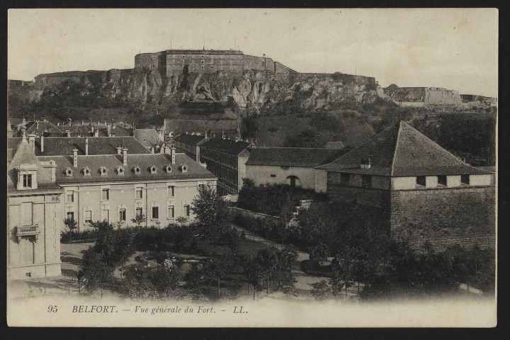 Belfort - Vue générale du fort (la tour 46, le château vu depuis les jardins de la préfecture)