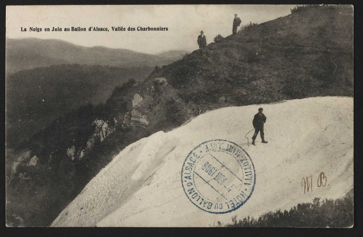 La neige en juin au Ballon d'Alsace, vallée des charbonniers (skieurs) (au recto, tampon de l'hôtel du Ballon d'Alsace A. Lalloz-Martzloff, 17 août 1906)