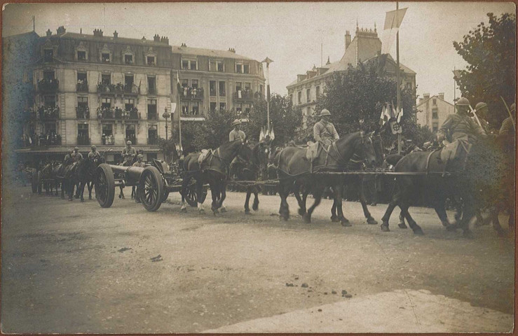 Défilé militaire du 4 juillet 1920 pour la remise de la Croix de Guerre.
Carte-photo