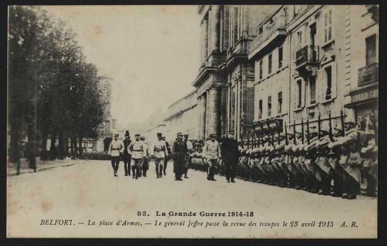 La grande guerre 1914-15 - Belfort - La place d'Armes - Le général Joffre passe la revue des troupes le 23 avril 1915