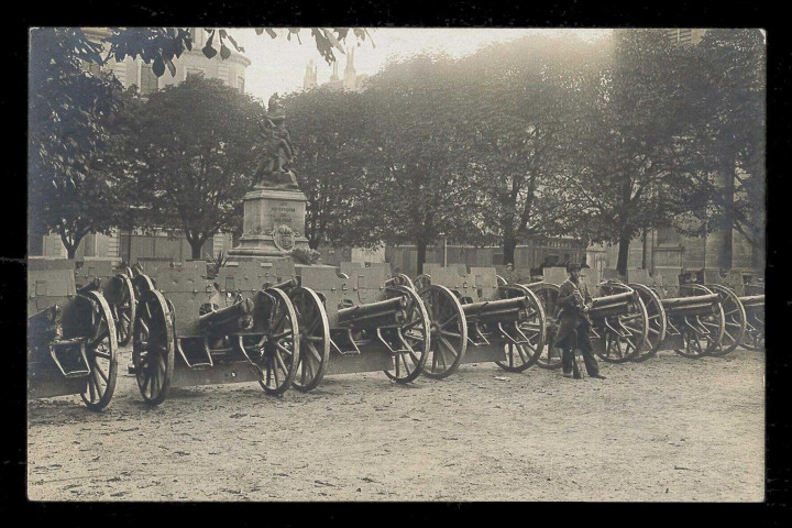 Guerre 1914 (Hte-Alsace) - 24 canons pris à l'ennemi et exposés à Belfortcarte-photo
