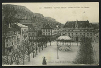 La Place d'Armes - L'Hôtel de ville - Le Château
2 exemplaires