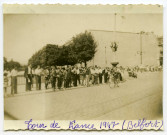 Tour de France cycliste 1947 : coureurs et spectateurs sur le pont Carnot
5 photographies noir et blanc
René Vietto, maillot jaune, sur le cliché 3/5