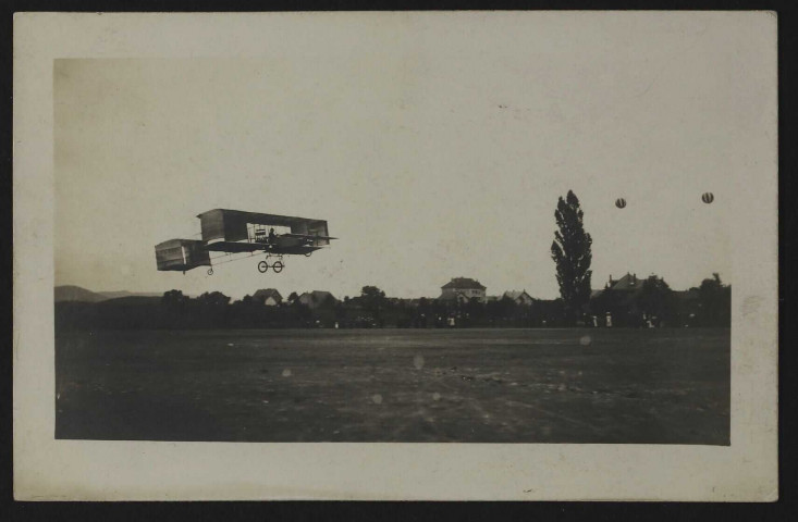 Vol d'un aéroplane sur le champ de manœuvres de Belfort