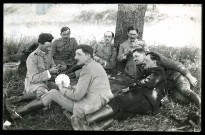 Des officiers [du 156è Régiment d'infanterie] jouent aux cartes sous un arbre., 2è à gauche, de face : Edmond CHAIFFREcarte-photo