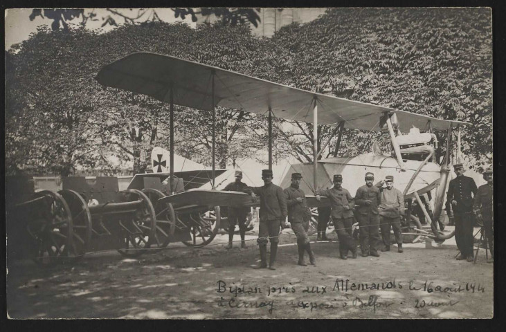 Biplan pris aux Allemands le 16 août 1914 à Cernay, exposé à Belfort (place d'Armes) (carte-photo)