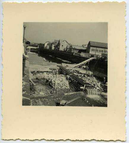 Construction d'un seuil sur la Savoureuse, au niveau de la passerelle Gambetta : 6 photographies noir et blanc